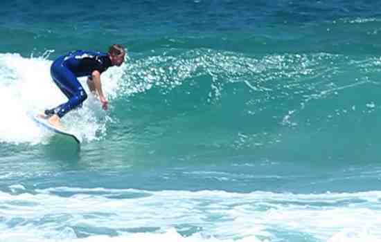 Comment choisir une planche de surf pour débutant ?